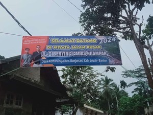 Jalan Rusak Tak Kunjung Diperbaiki, Warga Lebak Sindir Lewat Spanduk