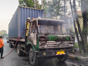 Truk Terbakar di Krembangan Surabaya Saat Ditinggal Sopir Nongkrong