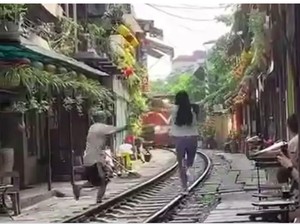 Turis Pose di Tengah Rel Kereta Api, eh... yang Didenda Pemilik Kafe