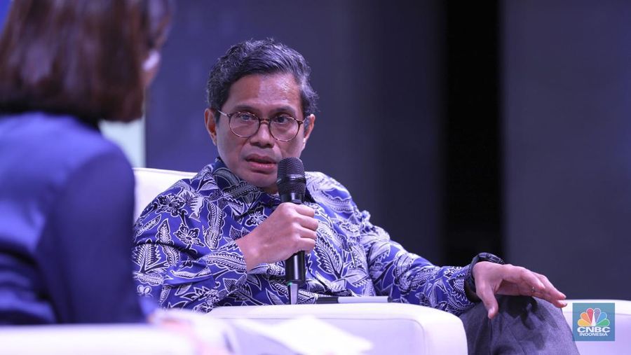 Wakil Menteri Luar Negeri, Pahala Mansury menyampikan pemaparan dalam acara MINDialogue Mining Outlook 2024 di Jakarta, Kamis (20/6/2024). (CNBC Indonesia/Tri Susilo)