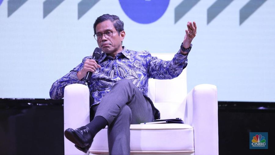 Wakil Menteri Luar Negeri, Pahala Mansury menyampikan pemaparan dalam acara MINDialogue Mining Outlook 2024 di Jakarta, Kamis (20/6/2024). (CNBC Indonesia/Tri Susilo)