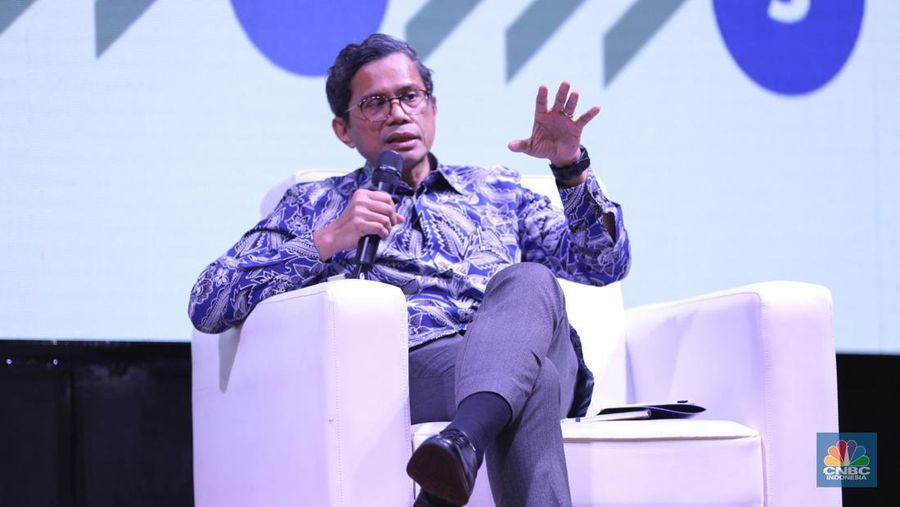 Wakil Menteri Luar Negeri, Pahala Mansury menyampikan pemaparan dalam acara MINDialogue Mining Outlook 2024 di Jakarta, Kamis (20/6/2024). (CNBC Indonesia/Tri Susilo)