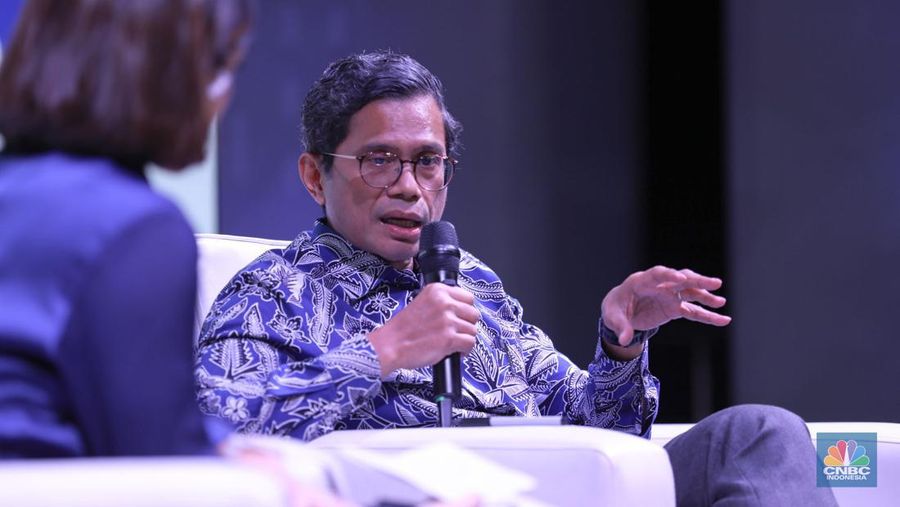 Wakil Menteri Luar Negeri, Pahala Mansury menyampikan pemaparan dalam acara MINDialogue Mining Outlook 2024 di Jakarta, Kamis (20/6/2024). (CNBC Indonesia/Tri Susilo)