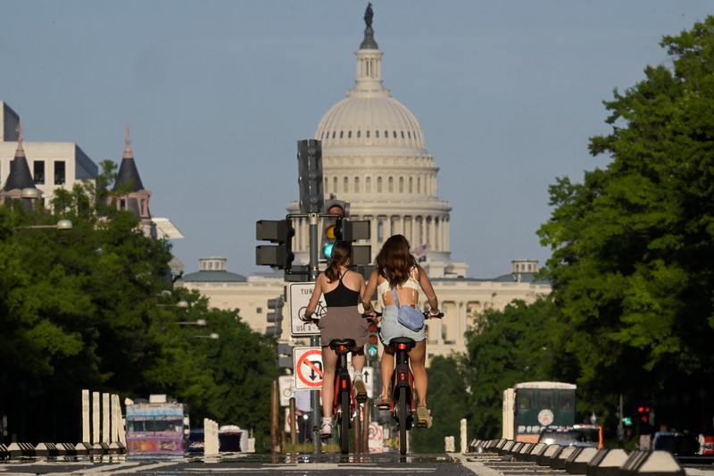 Warga beraktivitas saat gelombang panas melanda Washington, Amerika Serikat (AS), Rabu (19/6/2024). (REUTERS/Craig Hudson) Warga beraktivitas saat gelombang panas melanda Washington, Amerika Serikat (AS), Rabu (19/6/2024). (REUTERS/Craig Hudson)