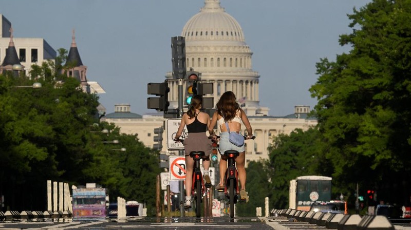Warga beraktivitas saat gelombang panas melanda Washington, Amerika Serikat (AS), Rabu (19/6/2024). (REUTERS/Craig Hudson)