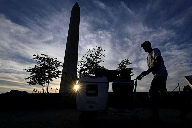 Warga beraktivitas saat gelombang panas melanda Washington, Amerika Serikat (AS), Rabu (19/6/2024). (REUTERS/Craig Hudson) Warga beraktivitas saat gelombang panas melanda Washington, Amerika Serikat (AS), Rabu (19/6/2024). (REUTERS/Craig Hudson)