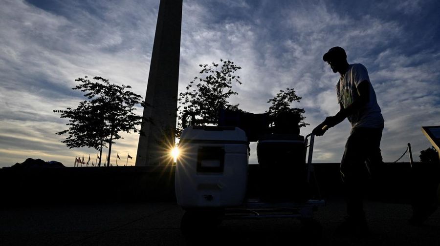 Warga beraktivitas saat gelombang panas melanda Washington, Amerika Serikat (AS), Rabu (19/6/2024). (REUTERS/Craig Hudson)