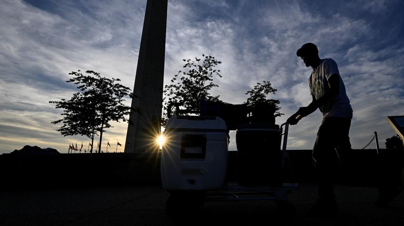 Warga beraktivitas saat gelombang panas melanda Washington, Amerika Serikat (AS), Rabu (19/6/2024). (REUTERS/Craig Hudson)