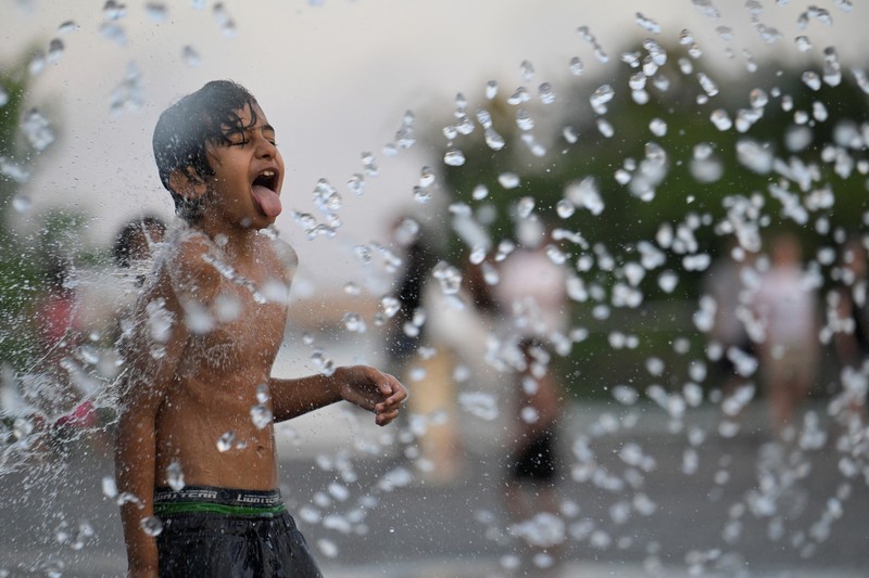 Seorang pria menutupi wajahnya menggunakan kain untuk melindungi dirinya dari sinar matahari saat dia memeriksa rel kereta api pada hari musim panas di New Delhi, India, 18 Juni 2024. (REUTERS/Priyanshu Singh)