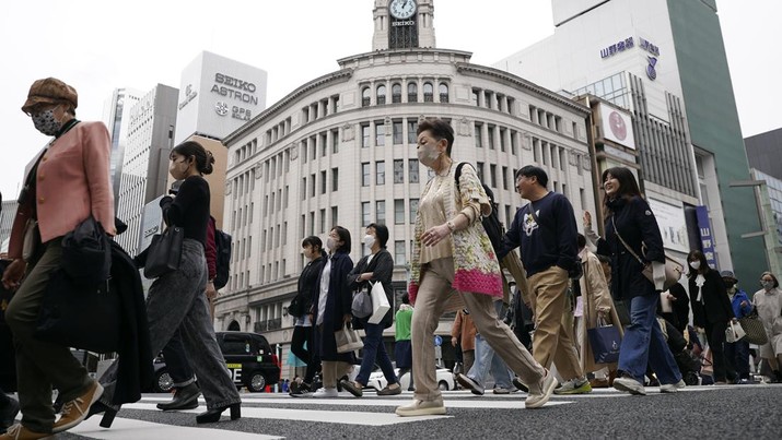 Warga negara Jepang. (AP Photo/Eugene Hoshiko)