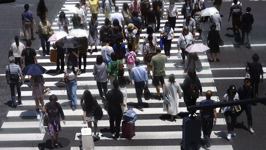 Warga negara Jepang. (AP/Eugene Hoshiko)