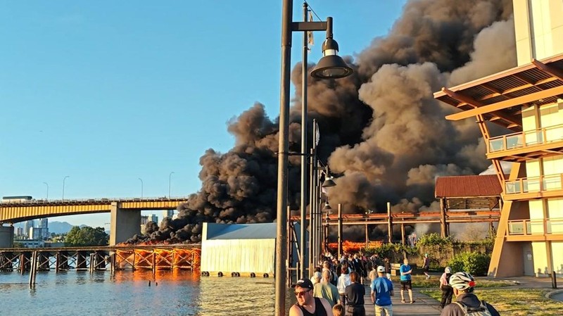 Asap mengepul dari kebakaran di dekat River Rock Casino di Vancouver, British Columbia, Kanada, 20 Juni 2024, dalam gambar diam yang diperoleh dari media sosial. (video by Reuters/via REUTERS)