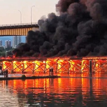 Penampakan Jembatan Kereta Api Tua di Kanada Terbakar Hebat