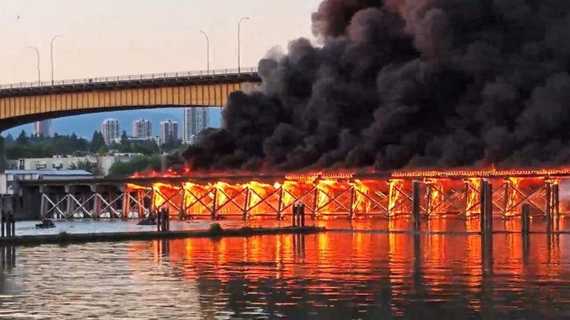 Asap mengepul dari kebakaran di dekat River Rock Casino di Vancouver, British Columbia, Kanada, 20 Juni 2024, dalam gambar diam yang diperoleh dari media sosial. (video by Reuters/via REUTERS)