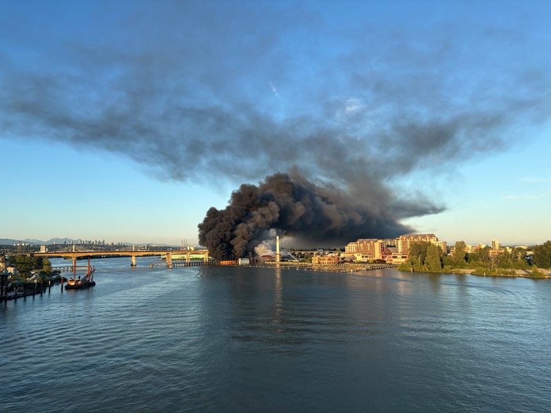 Asap mengepul dari kebakaran di dekat River Rock Casino di Vancouver, British Columbia, Kanada, 20 Juni 2024, dalam gambar diam yang diperoleh dari media sosial. Asap mengepul dari kebakaran di dekat River Rock Casino di Vancouver, British Columbia, Kanada, 20 Juni 2024, dalam gambar diam yang diperoleh dari media sosial. (video by Reuters/via REUTERS)