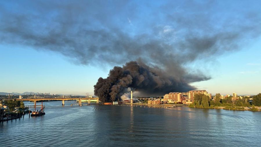 Asap mengepul dari kebakaran di dekat River Rock Casino di Vancouver, British Columbia, Kanada, 20 Juni 2024, dalam gambar diam yang diperoleh dari media sosial. (video by Reuters/via REUTERS)