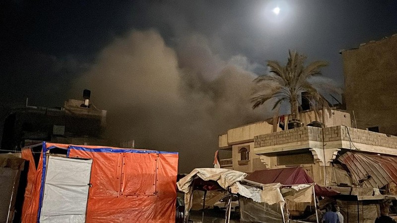 Pengungsi Palestina berlindung di Sekolah PBB, yang rusak akibat serangan udara Israel, di tengah konflik Israel-Hamas, di Khan Younis, di selatan Jalur Gaza, 20 Juni 2024. (REUTERS/Doaa Mohammed)