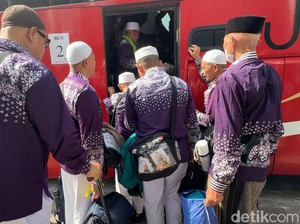 Rombongan Jemaah Haji Embarkasi Surabaya Pertama Pulang ke Tanah Air