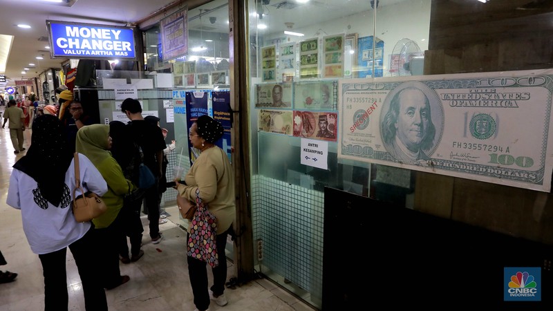 Karyawan menghitung uang di tempat penukaran uang di money Changer Valuta Artha Mas, Mall Ambasador, Kuningan, Jakarta, (21/6/2024). (CNBC Indonesia/Muhammad Sabki)