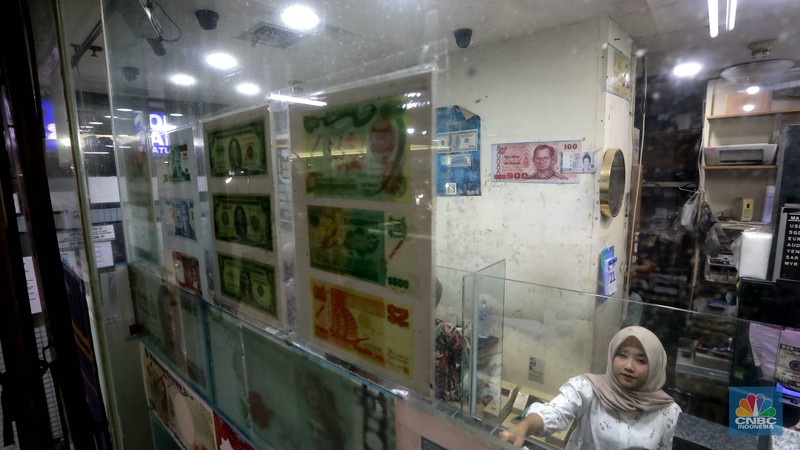 Karyawan menghitung uang di tempat penukaran uang di money Changer Valuta Artha Mas, Mall Ambasador, Kuningan, Jakarta, (21/6/2024). Karyawan menghitung uang di tempat penukaran uang di money Changer Valuta Artha Mas, Mall Ambasador, Kuningan, Jakarta, (21/6/2024). (CNBC Indonesia/Muhammad Sabki)