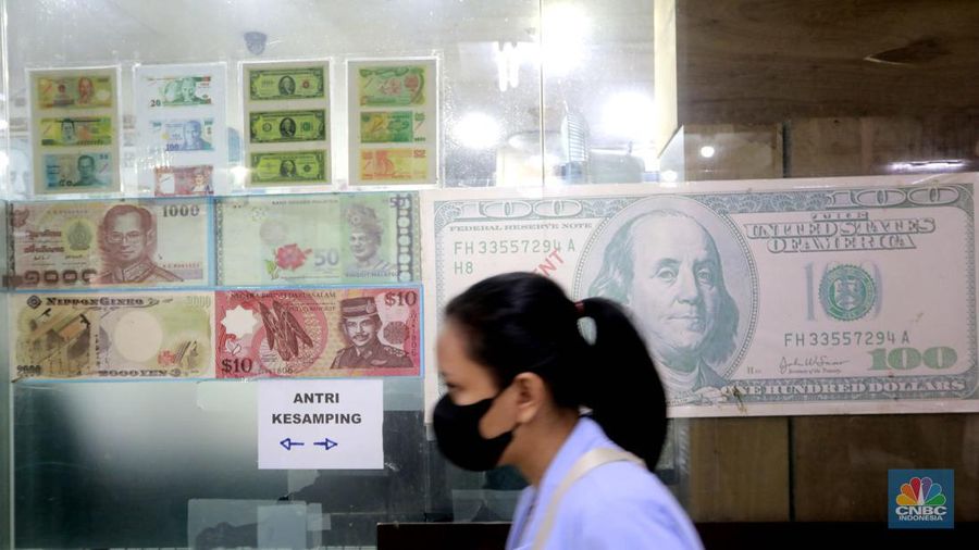 Karyawan menghitung uang di tempat penukaran uang di money Changer Valuta Artha Mas, Mall Ambasador, Kuningan, Jakarta, (21/6/2024). (²©²ÊÍøÕ¾/Muhammad Sabki)