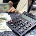 Rupiah Anjlok buat Money Changer Antre, Segini Harga Jualnya