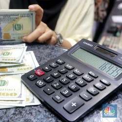 Rupiah Anjlok buat Money Changer Antre, Segini Harga Jualnya