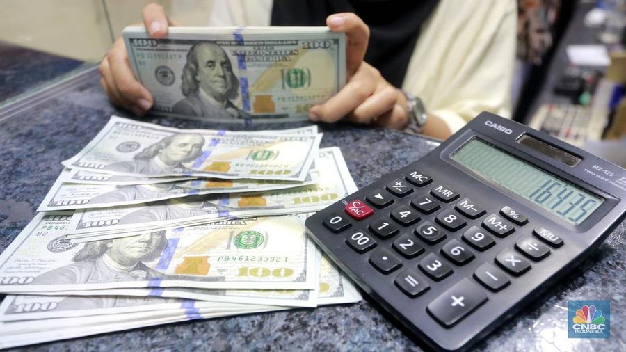 Karyawan menghitung uang di tempat penukaran uang di money Changer Valuta Artha Mas, Mall Ambasador, Kuningan, Jakarta, (21/6/2024). (վ/Muhammad Sabki)