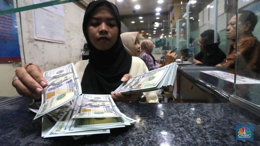 Karyawan menghitung uang di tempat penukaran uang di money Changer Valuta Artha Mas, Mall Ambasador, Kuningan, Jakarta, (21/6/2024). (վ/Muhammad Sabki)