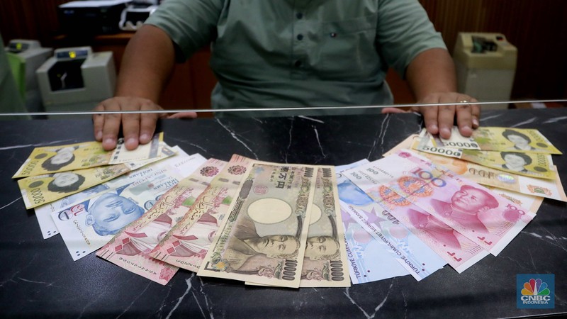 Karyawan menghitung uang di tempat penukaran uang di money Changer Valuta Artha Mas, Mall Ambasador, Kuningan, Jakarta, (21/6/2024). Karyawan menghitung uang di tempat penukaran uang di money Changer Valuta Artha Mas, Mall Ambasador, Kuningan, Jakarta, (21/6/2024). (CNBC Indonesia/Muhammad Sabki)