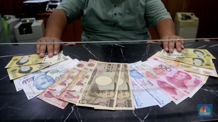 Karyawan menghitung uang di tempat penukaran uang di money Changer Valuta Artha Mas, Mall Ambasador, Kuningan, Jakarta, (21/6/2024). (CNBC Indonesia/Muhammad Sabki)