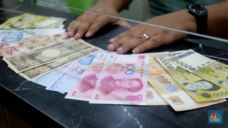 Karyawan menghitung uang di tempat penukaran uang di money Changer Valuta Artha Mas, Mall Ambasador, Kuningan, Jakarta, (21/6/2024). Karyawan menghitung uang di tempat penukaran uang di money Changer Valuta Artha Mas, Mall Ambasador, Kuningan, Jakarta, (21/6/2024). (CNBC Indonesia/Muhammad Sabki)