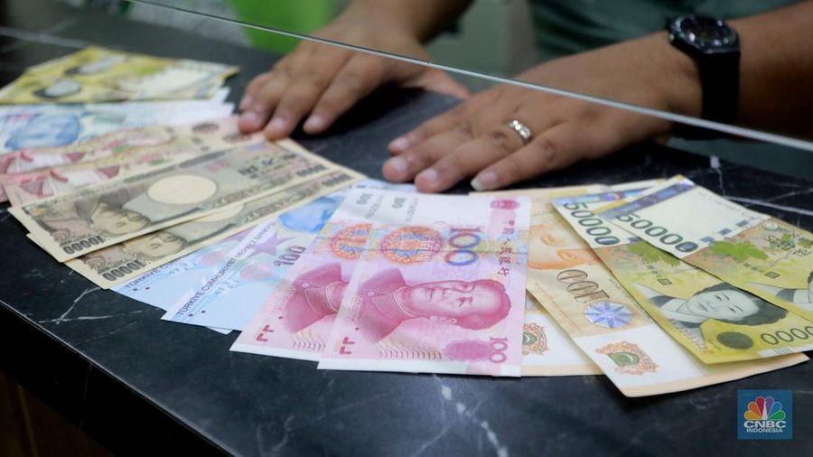 Karyawan menghitung uang di tempat penukaran uang di money Changer Valuta Artha Mas, Mall Ambasador, Kuningan, Jakarta, (21/6/2024). Karyawan menghitung uang di tempat penukaran uang di money Changer Valuta Artha Mas, Mall Ambasador, Kuningan, Jakarta, (21/6/2024). (²©²ÊÍøÕ¾/Muhammad Sabki)