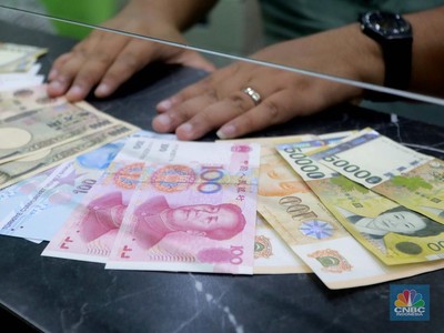 Karyawan menghitung uang di tempat penukaran uang di money Changer Valuta Artha Mas, Mall Ambasador, Kuningan, Jakarta, (21/6/2024). (CNBC Indonesia/Muhammad Sabki)