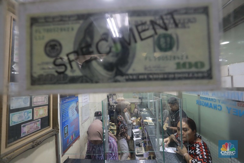 Karyawan menghitung uang di tempat penukaran uang di money Changer Valuta Artha Mas, Mall Ambasador, Kuningan, Jakarta, (21/6/2024). Karyawan menghitung uang di tempat penukaran uang di money Changer Valuta Artha Mas, Mall Ambasador, Kuningan, Jakarta, (21/6/2024). (CNBC Indonesia/Muhammad Sabki)