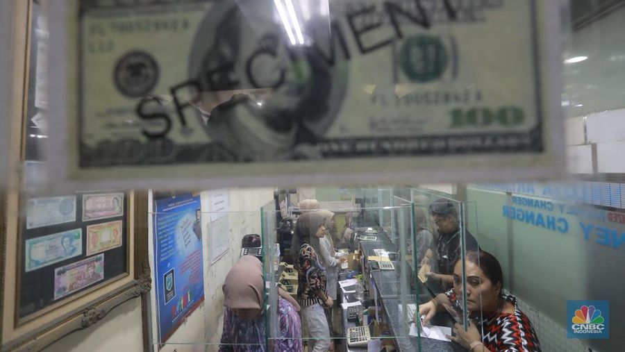 Karyawan menghitung uang di tempat penukaran uang di money Changer Valuta Artha Mas, Mall Ambasador, Kuningan, Jakarta, (21/6/2024). (վ/Muhammad Sabki)