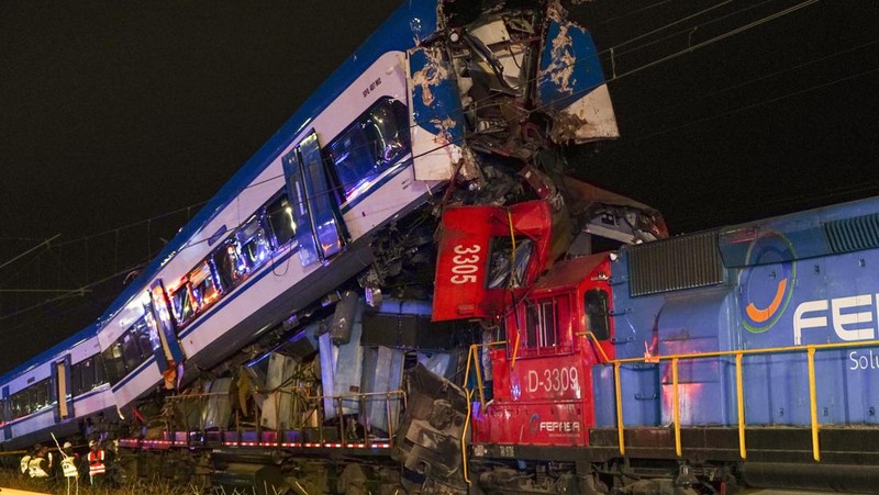 Kondisi dua kereta yang bertabrakan di San Bernardo, Santiago, Chile, Kamis (20/6/2024). (AP Photo/Alexandre Plaza)