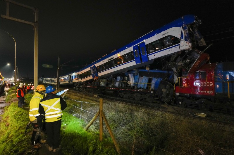 Kondisi dua kereta yang bertabrakan di San Bernardo, Santiago, Chile, Kamis (20/6/2024). (AP Photo/Alexandre Plaza) Kondisi dua kereta yang bertabrakan di San Bernardo, Santiago, Chile, Kamis (20/6/2024). (AP Photo/Alexandre Plaza)