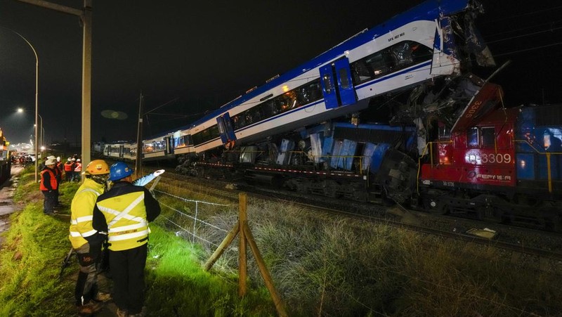Kondisi dua kereta yang bertabrakan di San Bernardo, Santiago, Chile, Kamis (20/6/2024). (AP Photo/Alexandre Plaza)