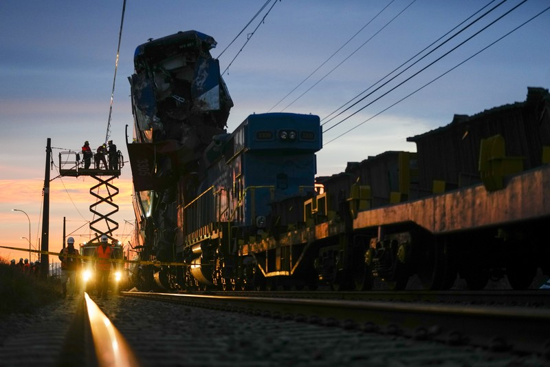 Kondisi dua kereta yang bertabrakan di San Bernardo, Santiago, Chile, Kamis (20/6/2024). (AP Photo/Alexandre Plaza) Kondisi dua kereta yang bertabrakan di San Bernardo, Santiago, Chile, Kamis (20/6/2024). (AP Photo/Alexandre Plaza)