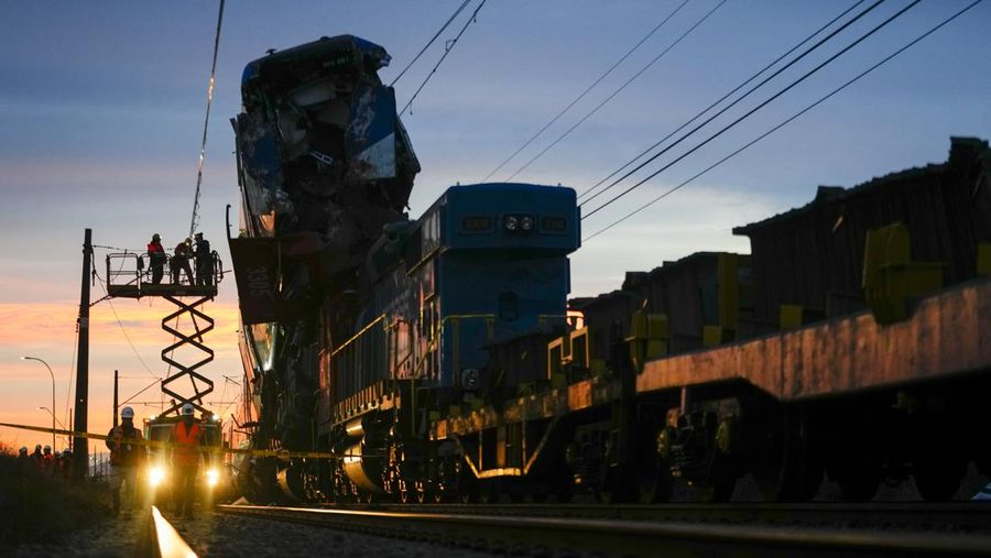 Kondisi dua kereta yang bertabrakan di San Bernardo, Santiago, Chile, Kamis (20/6/2024). (AP Photo/Alexandre Plaza)