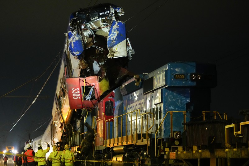 Kondisi dua kereta yang bertabrakan di San Bernardo, Santiago, Chile, Kamis (20/6/2024). (AP Photo/Alexandre Plaza)