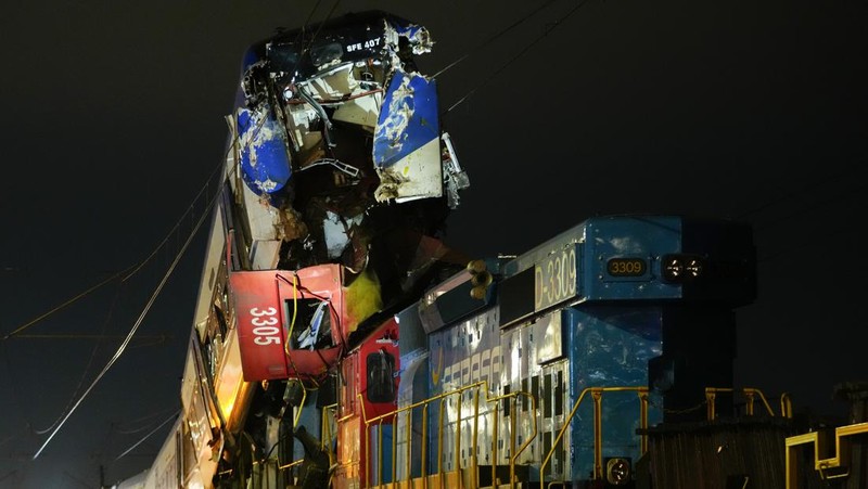 Kondisi dua kereta yang bertabrakan di San Bernardo, Santiago, Chile, Kamis (20/6/2024). (AP Photo/Alexandre Plaza)
