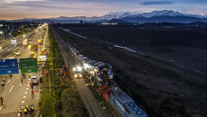 Kondisi dua kereta yang bertabrakan di San Bernardo, Santiago, Chile, Kamis (20/6/2024). (AP Photo/Alexandre Plaza)