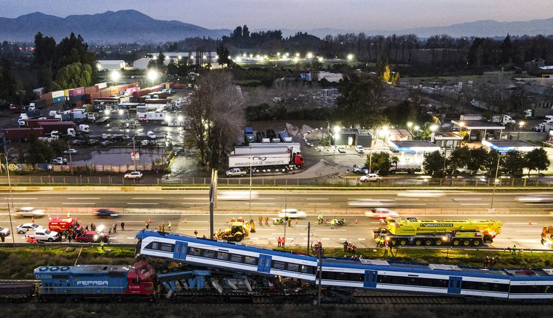 Kondisi dua kereta yang bertabrakan di San Bernardo, Santiago, Chile, Kamis (20/6/2024). (AP Photo/Alexandre Plaza) Kondisi dua kereta yang bertabrakan di San Bernardo, Santiago, Chile, Kamis (20/6/2024). (AP Photo/Alexandre Plaza)