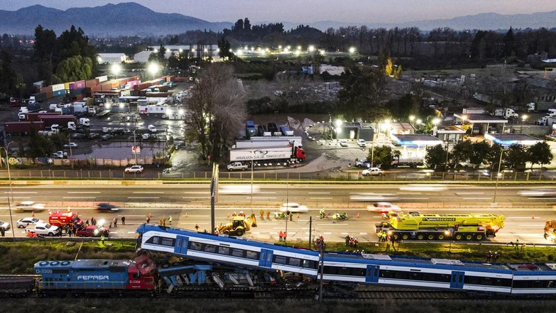 Kondisi dua kereta yang bertabrakan di San Bernardo, Santiago, Chile, Kamis (20/6/2024). (AP Photo/Alexandre Plaza)