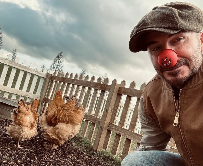 Mantan pesepakbola asal Inggris, David Beckham tengah menggeluti hobi baru bersama keluarganya yakni berkebun daun bawang dan mawar di pekarangan rumahnya. Mantan pesepakbola asal Inggris, David Beckham tengah menggeluti hobi baru bersama keluarganya yakni berkebun daun bawang dan mawar di pekarangan rumahnya. (Instagram @davidbeckham)