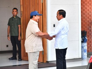 Momen Prabowo Hampiri Jokowi di Halim, Beri Ucapan Ultah Secara Langsung