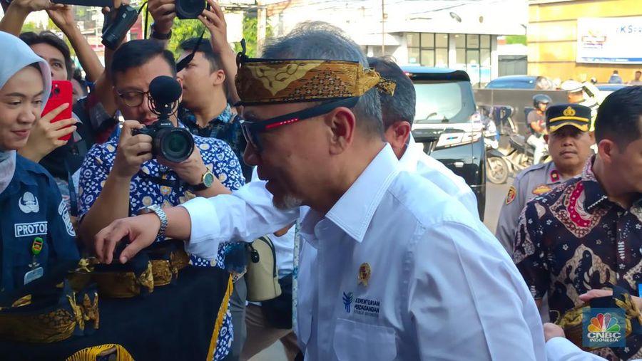 Menteri Perdagangan Zulkifli Hasan saat melakukan kunjungan kerja di Purwakarta, Jawa Barat, Jumat (21/6/2022). (CNBC Indonesia/Martyasari Rizky)