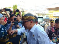 Temui Pelaku UMKM di Purwakarta, Mendag Zulhas Diikat Makuta Wangsa
